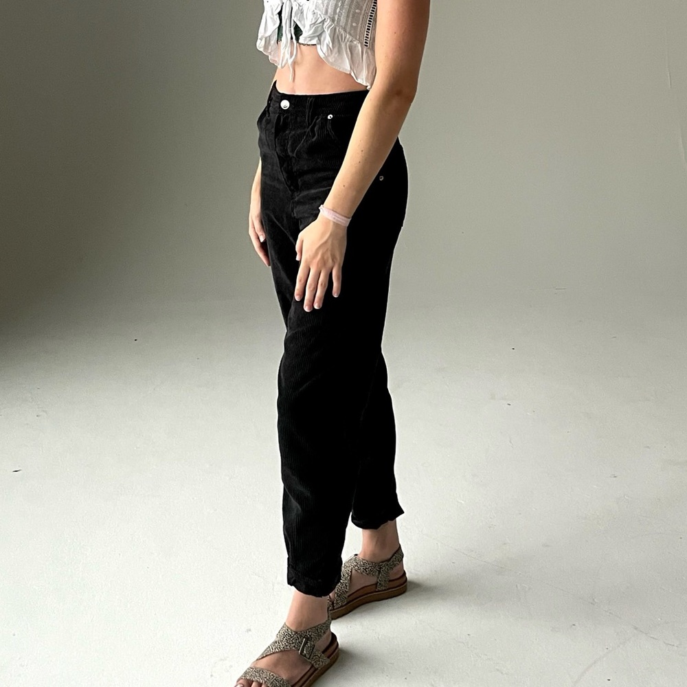 Corderoi black pants. Comfy fit. High waisted mom cut.
